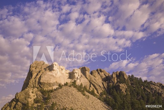 Bild på White puffy clouds behind Presidents George Washington Thomas Jefferson Teddy Roosevelt and Abraham Lincoln at Mount Rushmore National Memorial South Dakota